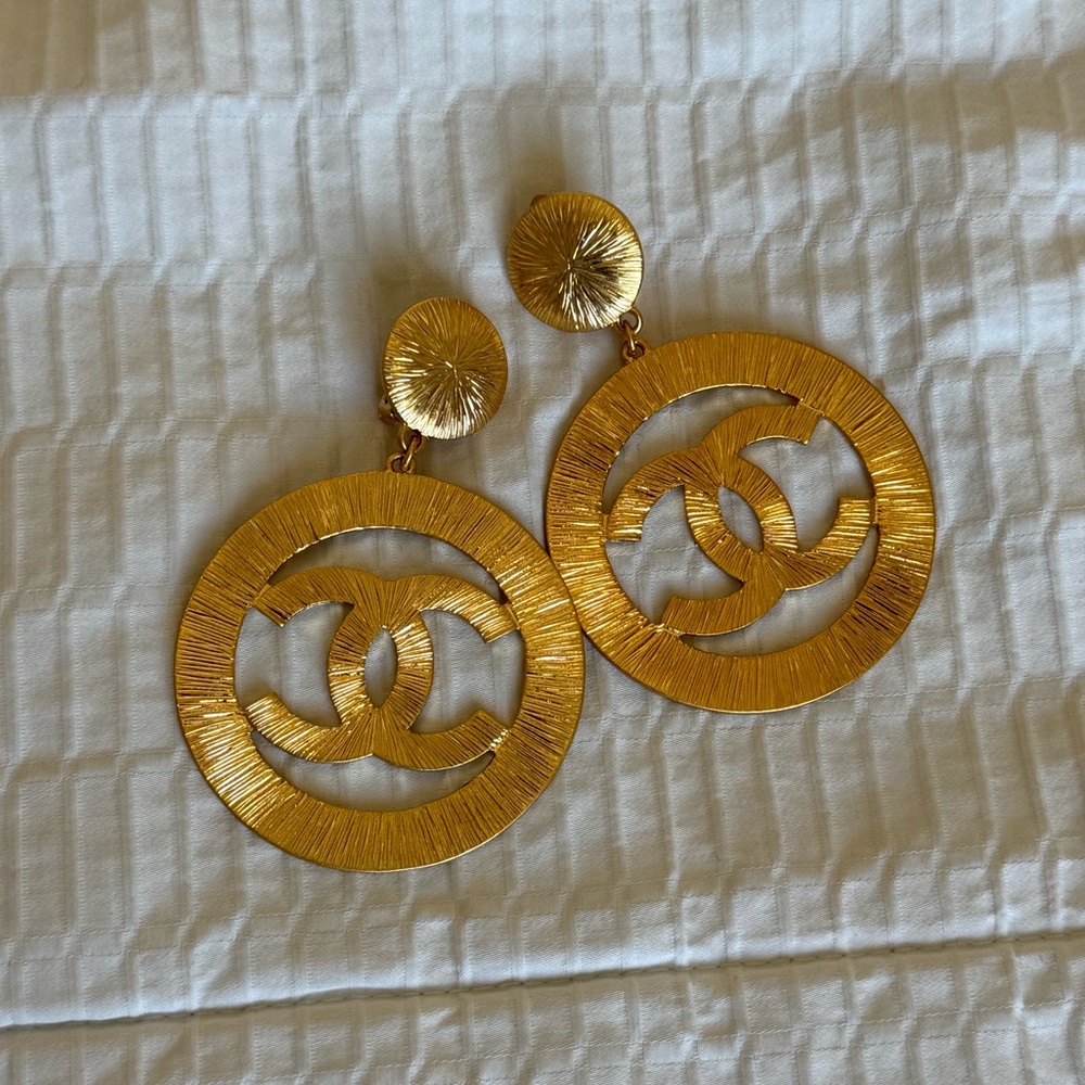 Chanel Vintage CC Gold Clip On Earrings - Picture 2 of 7